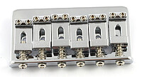 Beschreibung: Non-Tremolo Brücke passend für Stratocaster(TM) chrom, 2-3/16" Saitenspacing, Montageschraube Saitenführung …... AP SB 0100-010 Non Tremolo Bridge chrom